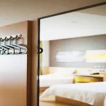 Iu Hotel Shanghai Jiaotong University Jiangchuan Road Metro Station