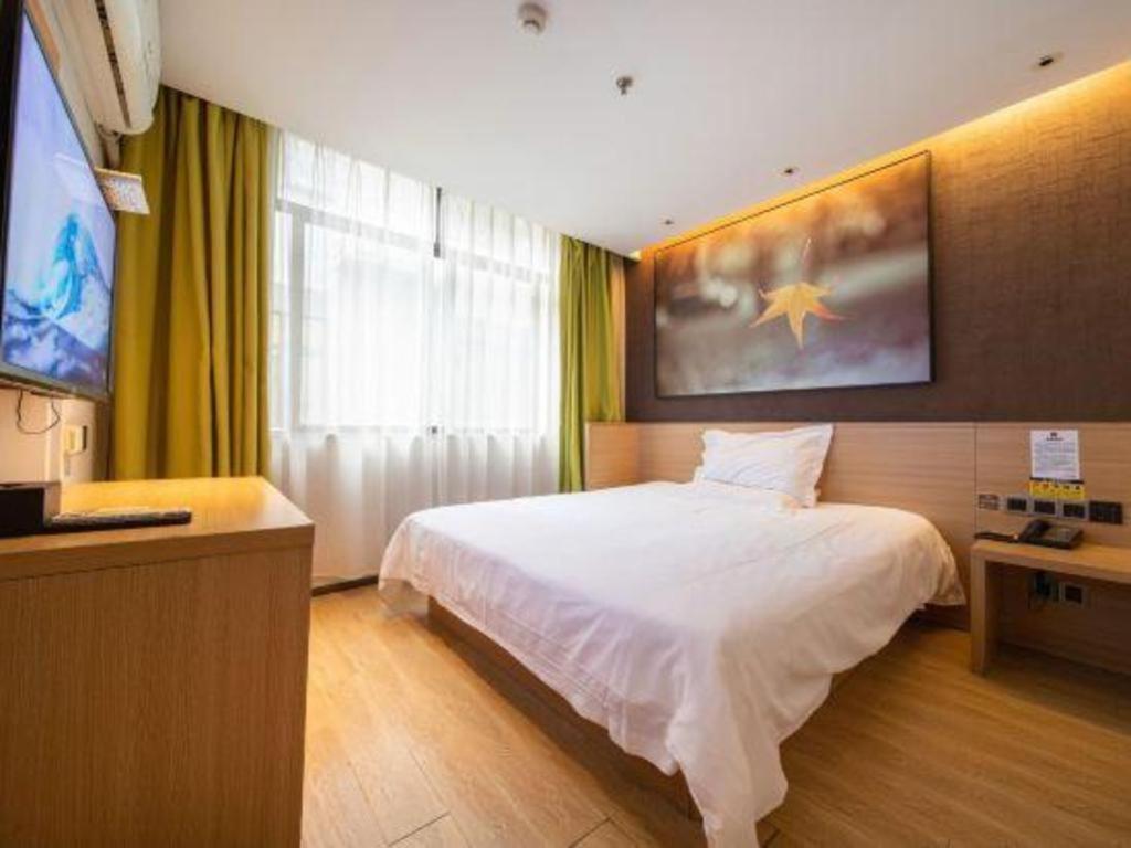 Iu Jiaotong Jiangchuan Road Metro Station Hotel