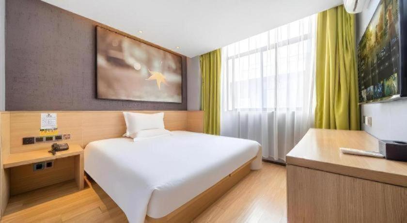 Iu Jiaotong Jiangchuan Road Metro Station Hotel 2*