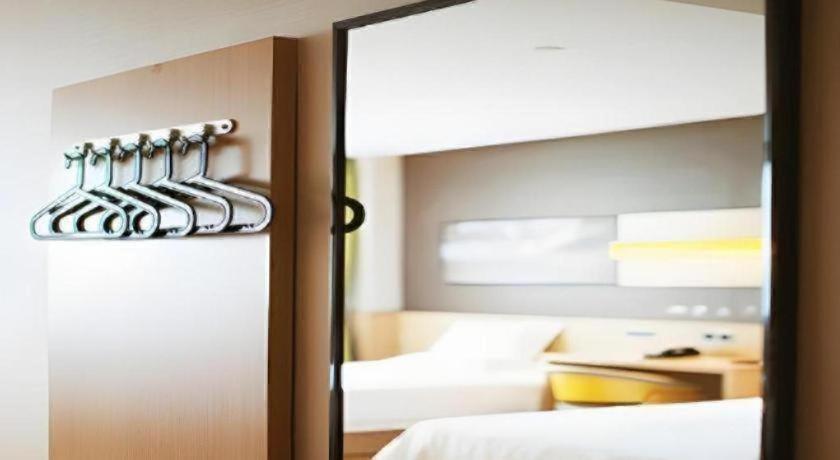 Hotel Iu Jiaotong Jiangchuan Road Metro Station 2*