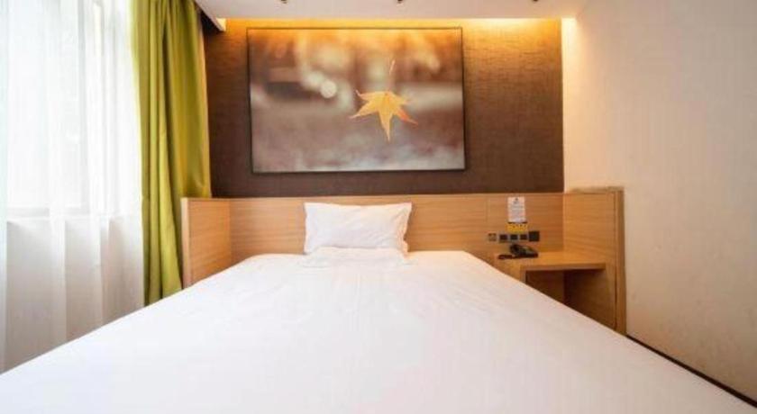 Iu Jiaotong Jiangchuan Road Metro Station Hotel