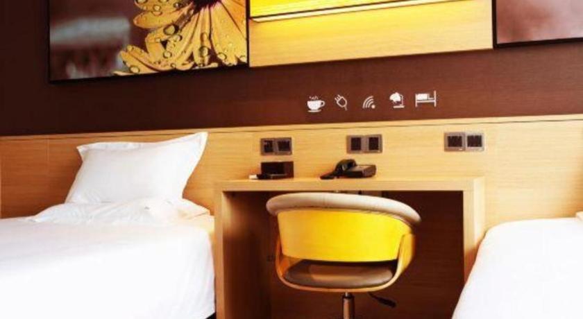 Hotel Iu Jiaotong Jiangchuan Road Metro Station 2*