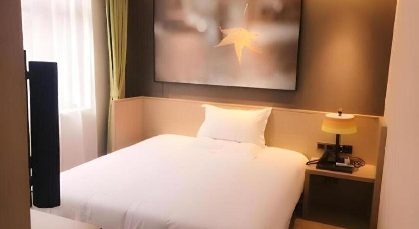 Hotel Iu Jiaotong Jiangchuan Road Metro Station