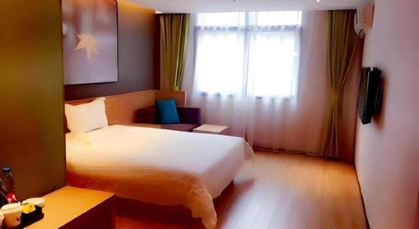 Hotel Iu Jiaotong Jiangchuan Road Metro Station 2*