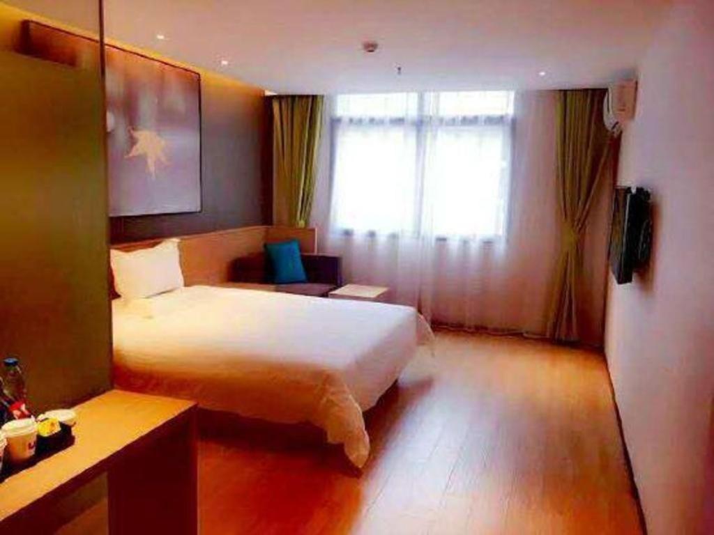 Iu Jiaotong Jiangchuan Road Metro Station Hotel 2*