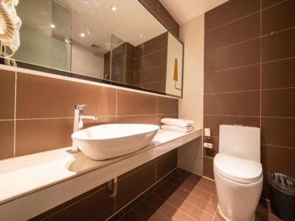 Iu Jiaotong Jiangchuan Road Metro Station Hotel 2*