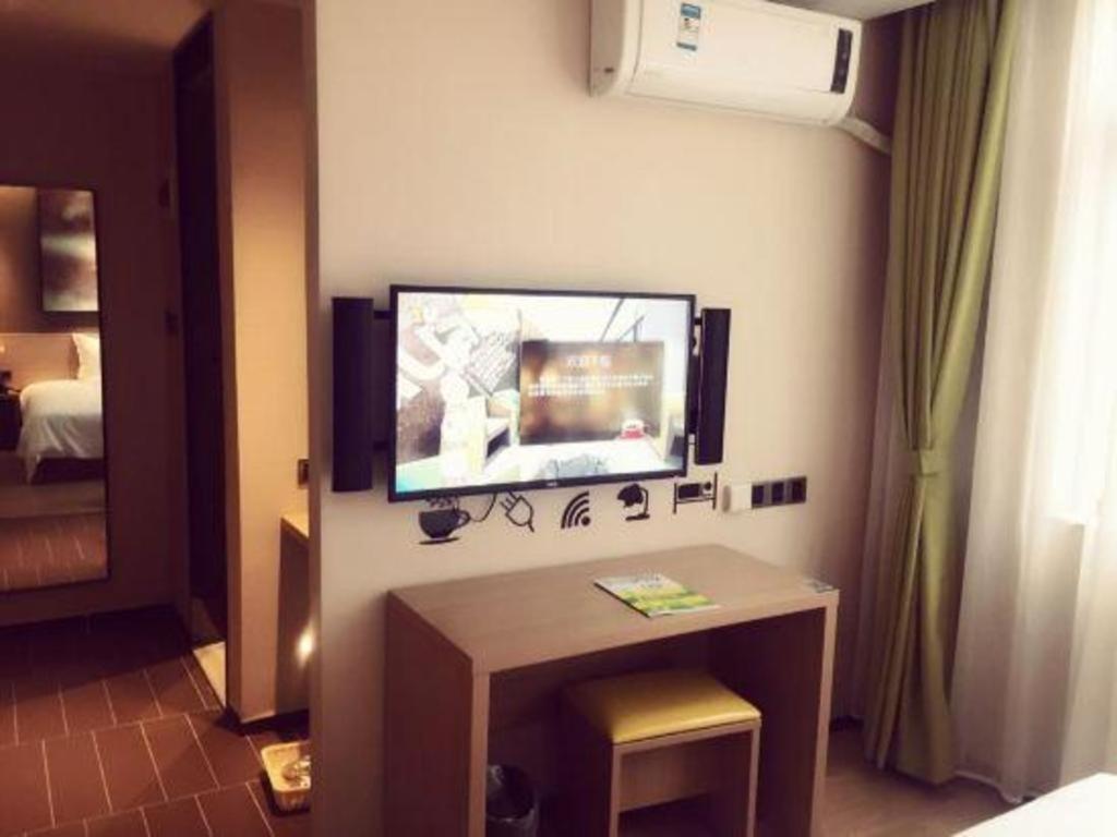 Hotel Iu Jiaotong Jiangchuan Road Metro Station 2*