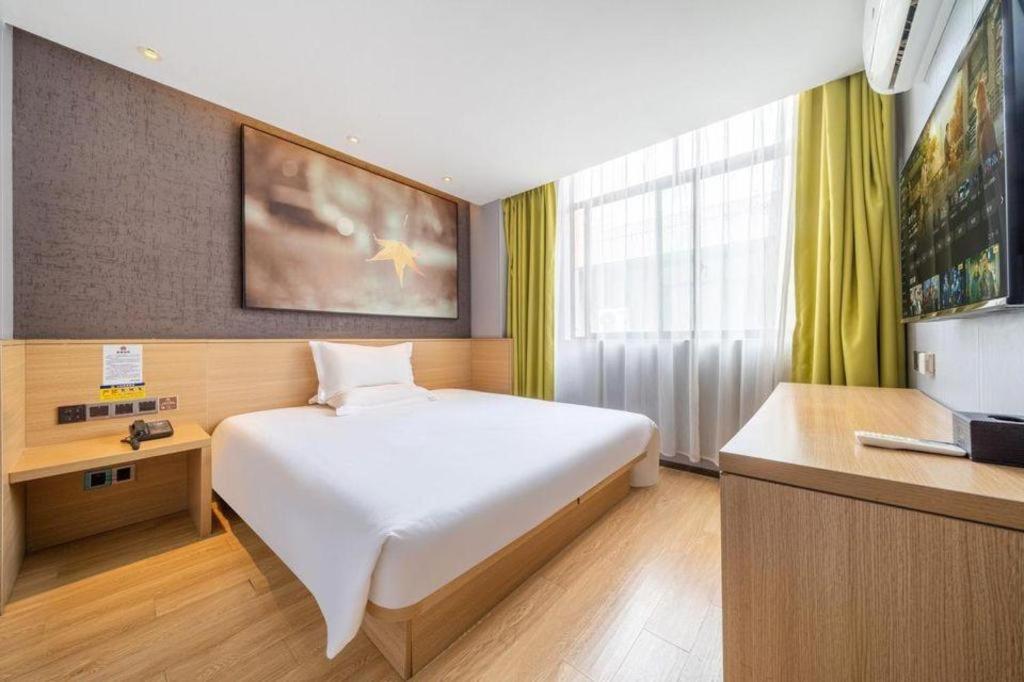 Iu Jiaotong Jiangchuan Road Metro Station Hotel