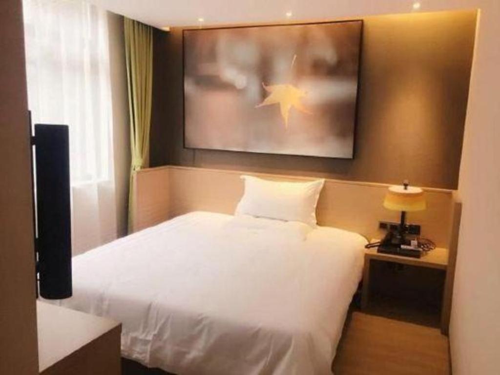 Iu Jiaotong Jiangchuan Road Metro Station Hotel